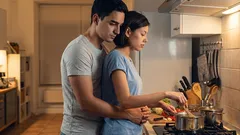 なぜ彼は距離を置いているように見えるのに、そばにいてくれるのか：言葉にしない気遣いのサイン